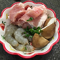 香菇鲜虾猪肉创意水饺的做法图解1