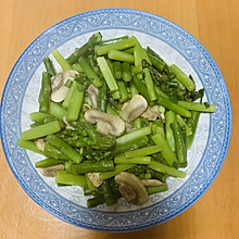 芦笋炒蘑菇