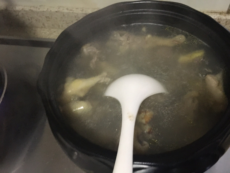 瑶柱沙虫鸡汤的做法