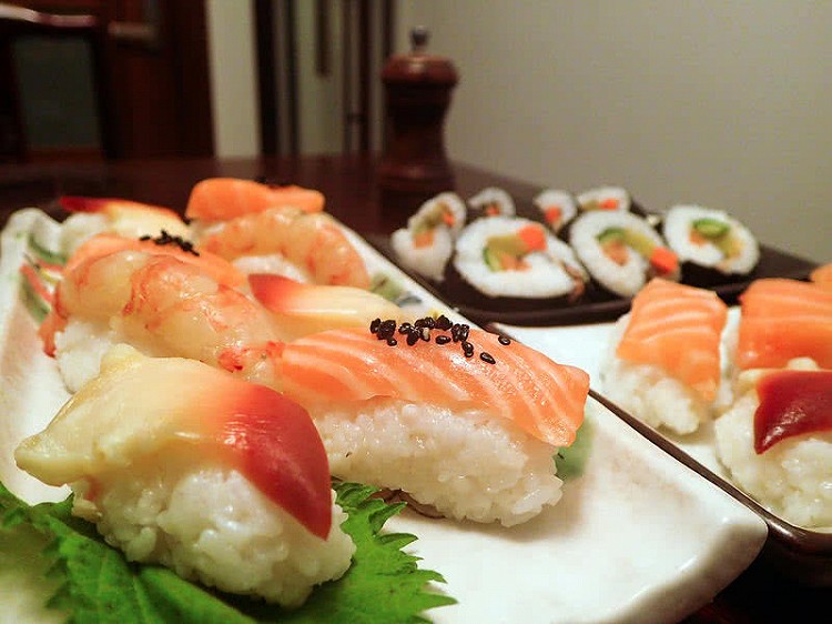 三文鱼刺身手握寿司的做法