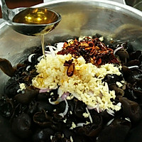 洋葱拌木耳的做法图解3