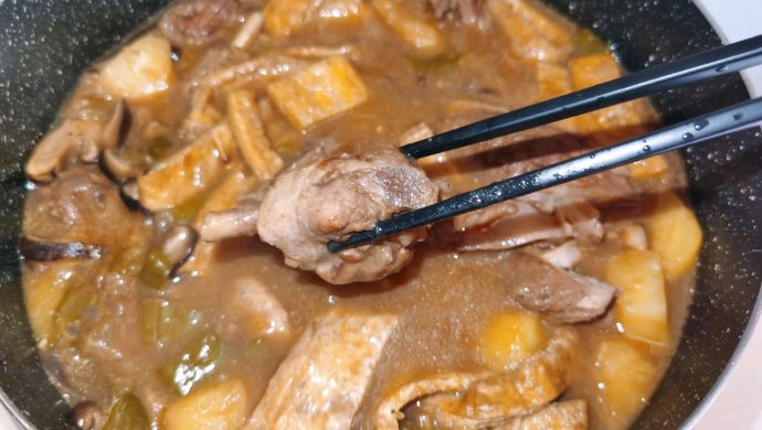 好吃到舔碗的，米饭绝配：黄焖鸭！