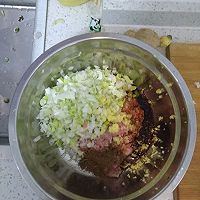 茄子香菇馅玉米面团子的做法图解4