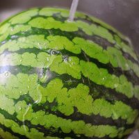 鲜榨西瓜汁和西瓜冰棒的做法图解1