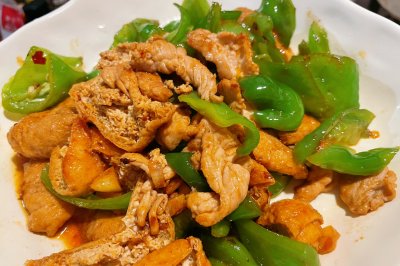 家常青椒炒油豆腐