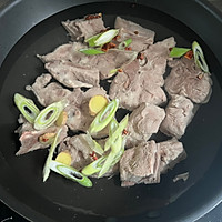 #西班牙橄榄披萨沙拉创意菜#黑橄榄土豆炖排骨的做法图解1
