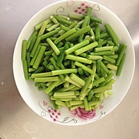 蒜薹炒肉的做法图解1