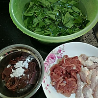 枸杞叶瘦肉粉肠猪肝汤的做法图解2