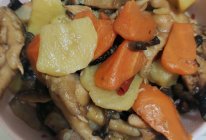 鸡腿鸡爪炖干蘑土豆胡萝卜的做法