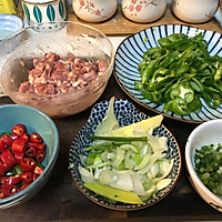 【全桌只要一道菜】辣椒炒肉的做法图解1