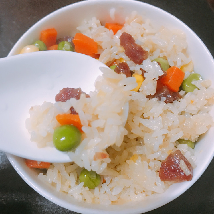 大人小孩都爱的营养丰富炒饭的做法