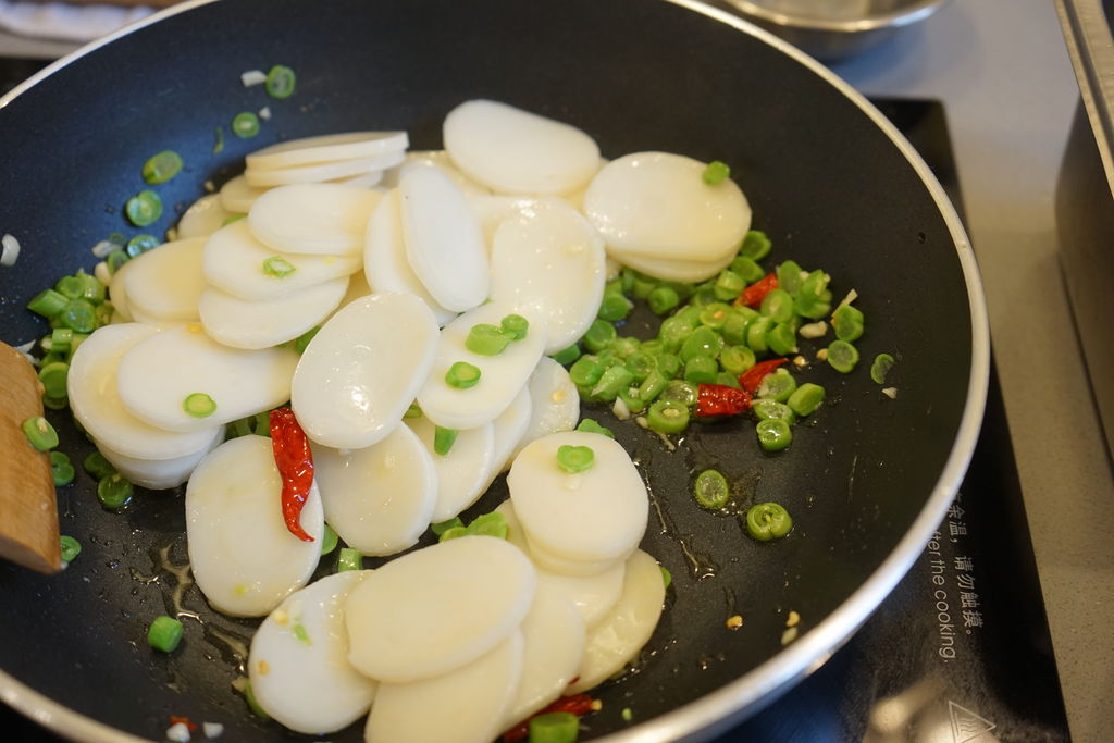 梁食油鸡枞炒年糕的做法图解5