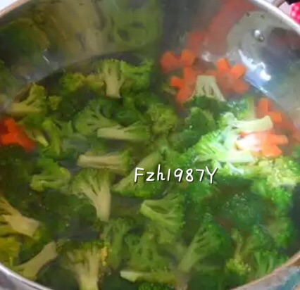 西兰花炒虾仁～美味又营养的做法图解3