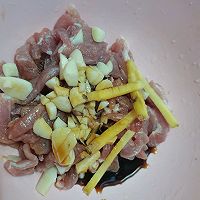 #巨下饭的家常菜#瘦肉炒毛豆的做法图解1