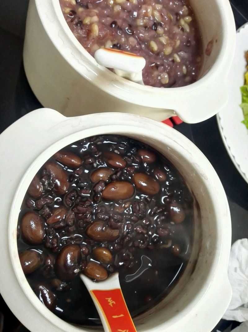 Three black porridge (black beans, black rice, black sesame) electric stew pot