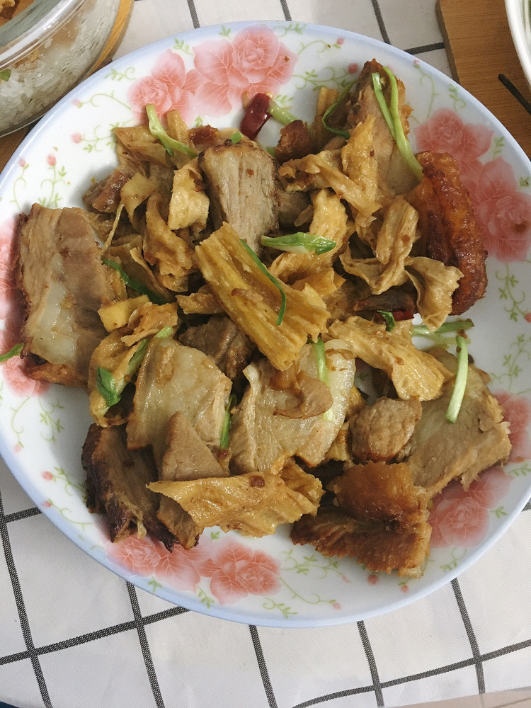超下饭的腐竹焖扣肉的做法