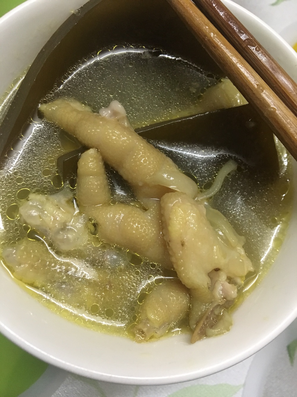 Kelp and chicken feet soup