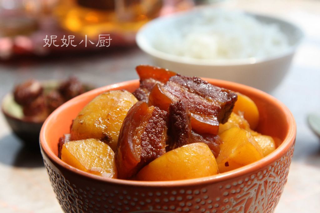 Stewed potatoes with braised pork