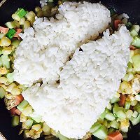 玉米黄瓜火腿肠蛋炒饭的做法图解4