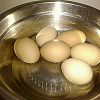 电饭锅煮蛋的做法图解1