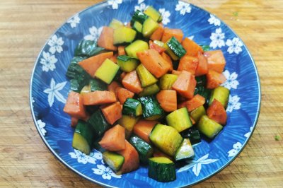 【八月家】3分钟超级快手菜——火腿肠炒黄瓜