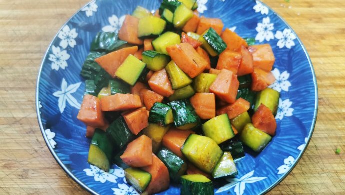【八月家】3分钟超级快手菜——火腿肠炒黄瓜