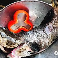 #炎夏消暑就吃「它」# 酸辣石斑鱼的做法图解2
