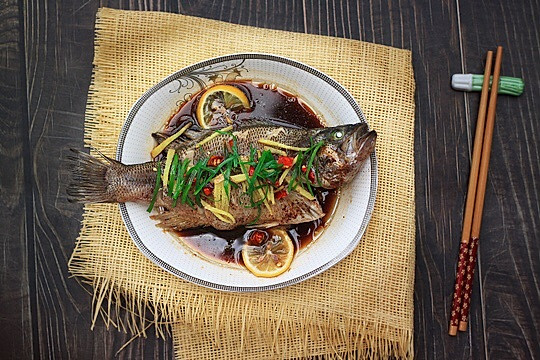 减肥美食—清蒸鲈鱼的做法
