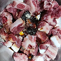 简单美味腊八豆蒸排骨的做法图解2