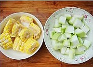 玉米葫芦瓜排骨汤  的做法图解2