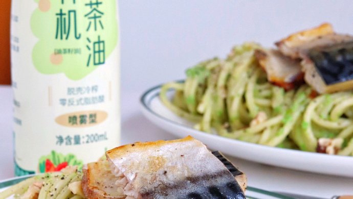 豌豆青酱意面配煎青花鱼