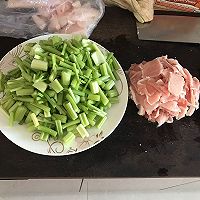 芹菜炒肉的做法图解1
