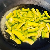不用油炸也一样好吃的咸蛋黄焗南瓜的做法图解3