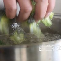 松茸素炒西兰花｜牛佤松茸食谱的做法图解4