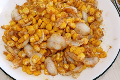 咸蛋黄烩玉米百合