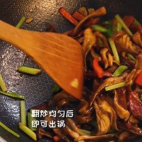 鹿茸菌炒腊肠的做法图解5