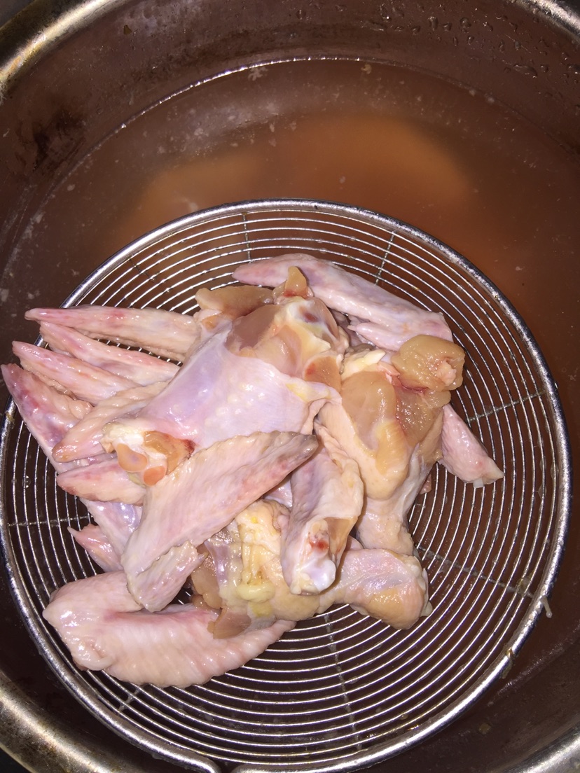 麻辣干锅鸡翅鸡腿的做法图解1