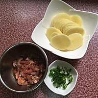 土豆片炒肉的做法图解2