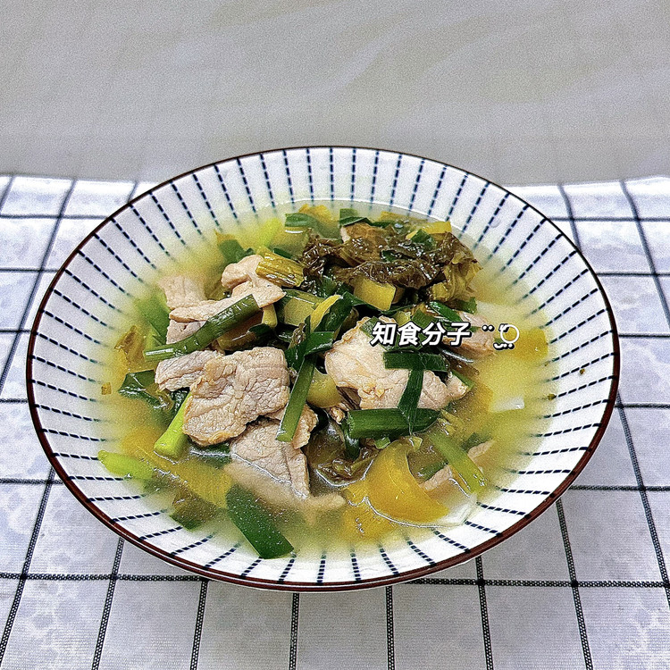 酸菜瘦肉面片汤的做法