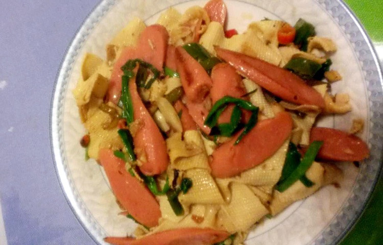 豆皮炝炒火腿肠的做法