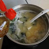 只需简单几样食材，就能制作出鲜美的日式味增汤的做法图解5