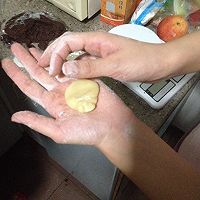 广式豆沙蛋黄月饼的做法图解4
