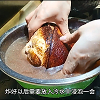 #肉食主义狂欢#经典川菜东坡肘子，色泽红亮，肥而不腻的做法图解9