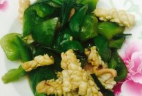 鱿鱼炒青椒的做法