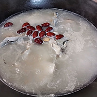 川芎白芷天麻鱼头汤的做法图解4