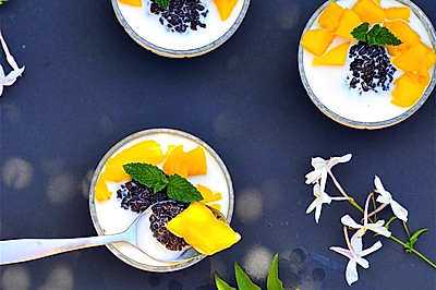 夏季不可错过的美味健康甜品--芒果鲜奶黑糯米