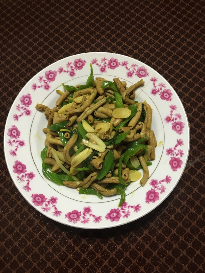青椒炒鸭肠的做法图解1