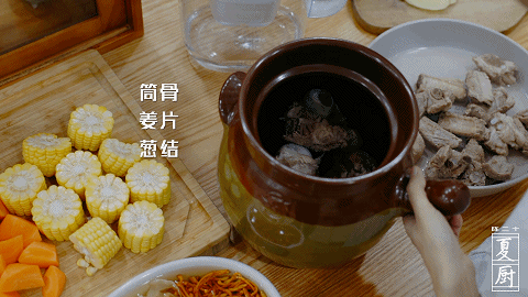 润秋玉米排骨汤的做法图解3