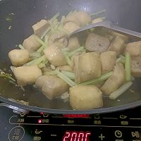 芹菜炒油豆腐的做法图解11