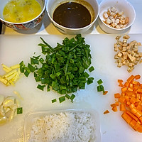 S炒饭(虾仁鸡蛋胡萝卜香葱炒饭)的做法图解1